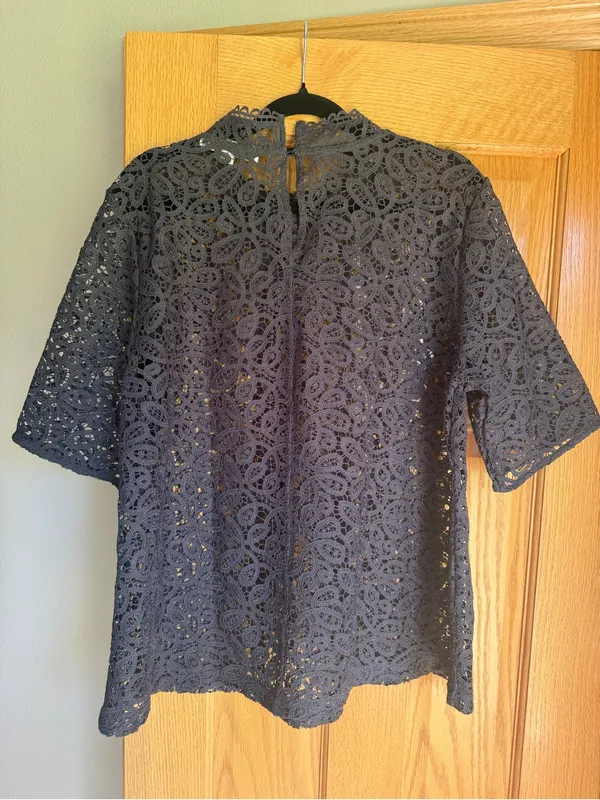 LOFT Women’s Charcoal Grey Floral Lace Mock Neck Top Blouse Short Sleeve Large - Image 2