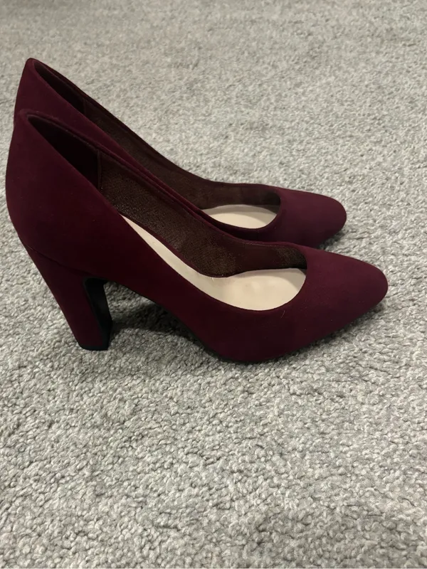 Fergalicious Suede Pointed Toe Pumps in Wine - Size: 6 - Image 2