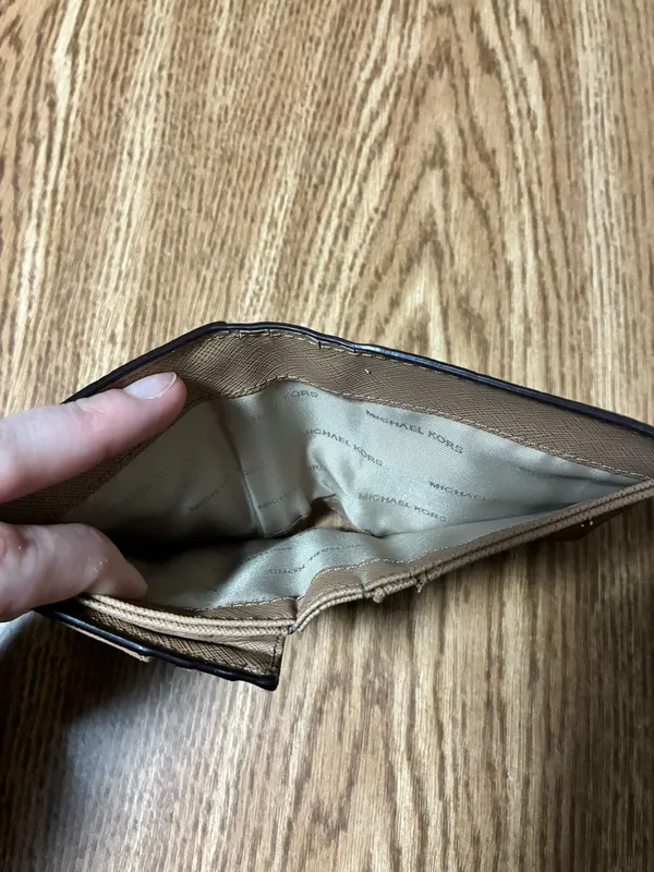 Small Michael Kors Wallet - Image 4