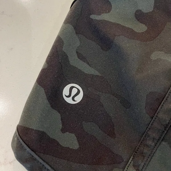 Lululemon Tracker Shorts in Green‎ Camo Size 4 - Image 4