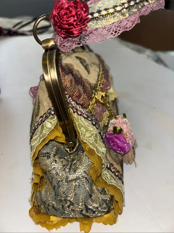 Vintage Victorian Style Floral Tapestry Purse Metal Clasp Frame Muxed Textures - Image 6
