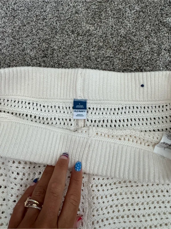 Old Navy Cream Crochet High-Waist Women’s Shorts - Image 2