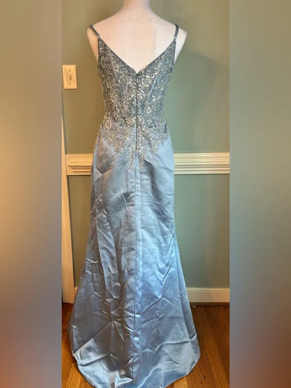 Elegant Light Blue Beaded Evening Gown Size 6 - Image 3