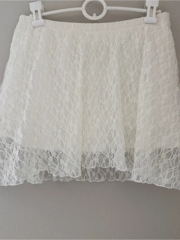 NWOT Hollister Lace Mini Skirt in White - Image 3