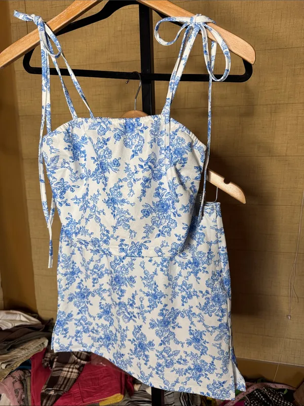 WDIRARA Blue White Floral 2 Piece Tie Strap Crop Top Mini Skirt Set Small - Image 4