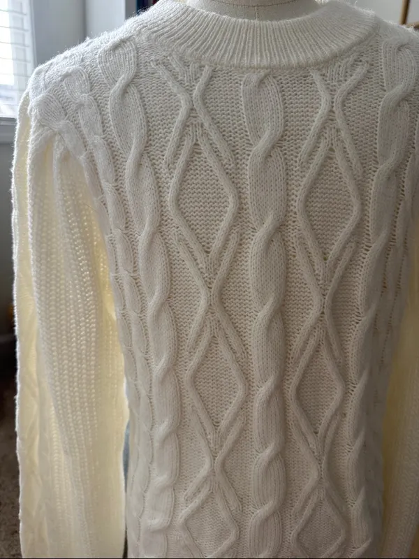 crown & ivy White Cable-Knit Crewneck Sweater - Image 3
