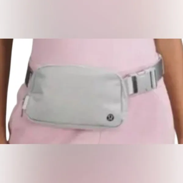 Everywhere Belt Bag 1L Wordmark Silver Drop / White - Image 9