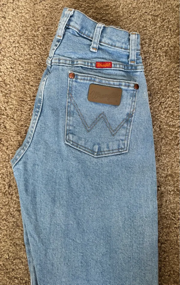 Wrangler Women's Cowboy Cut High Rise Slim Fit Tapered Leg Jean - Image 2