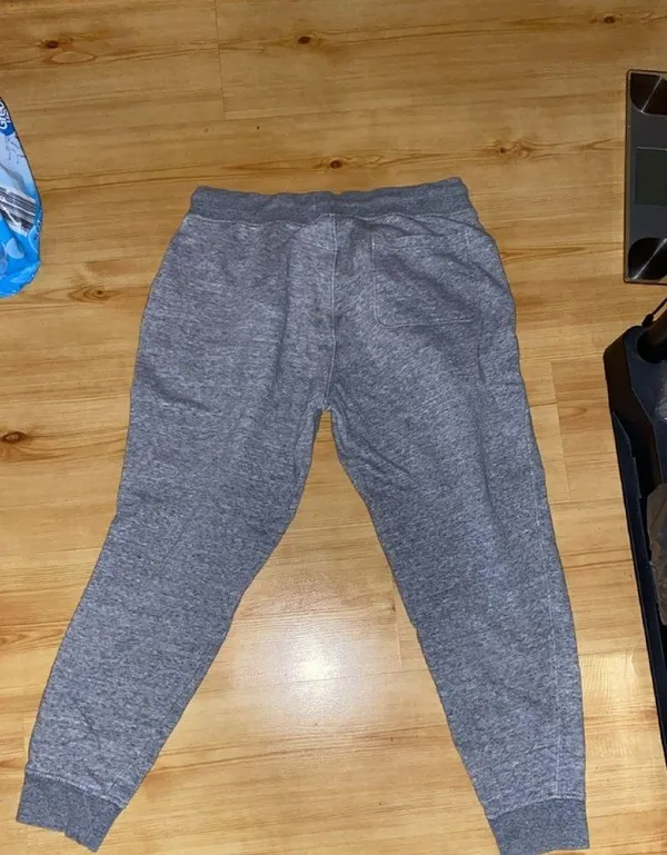 Size small 
Old navy sweats
No stains - Image 2
