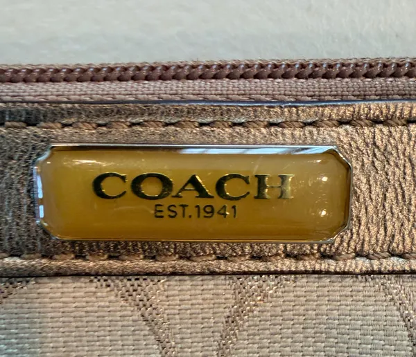 Coach | Gold Signature C Wristlet Bag. - Image 2
