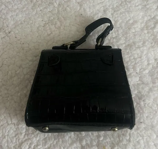 Boutique Elegant Black Croc-Embossed Handbag - Image 4