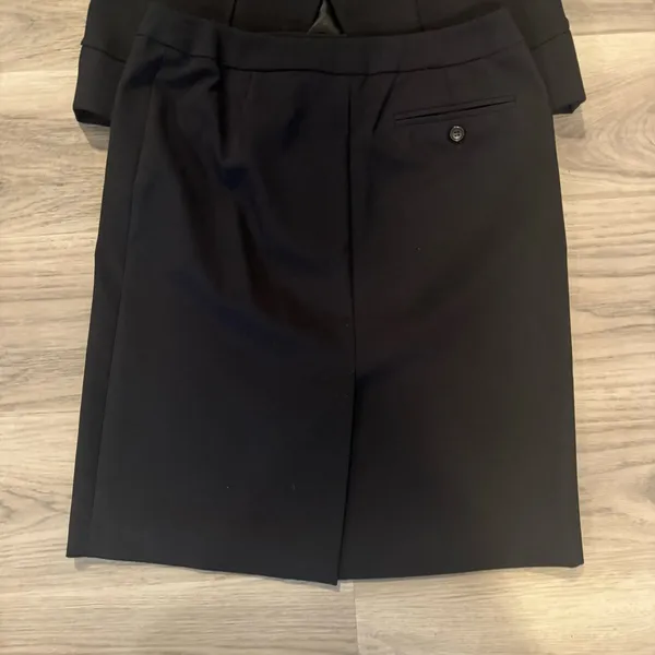 David Warren Size 6 Skirt Suit. 2-button Blazer - Image 3