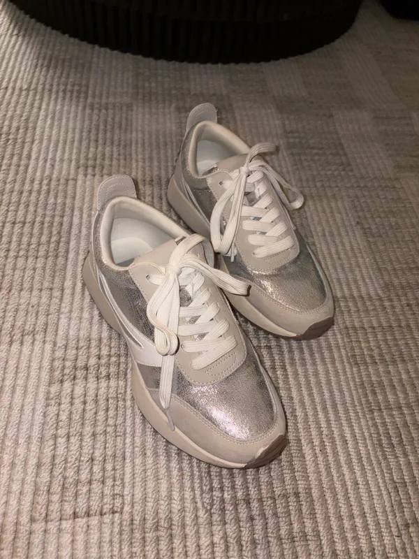 DV by Dolce Vita Metallic Sneakers Silver - Image 3