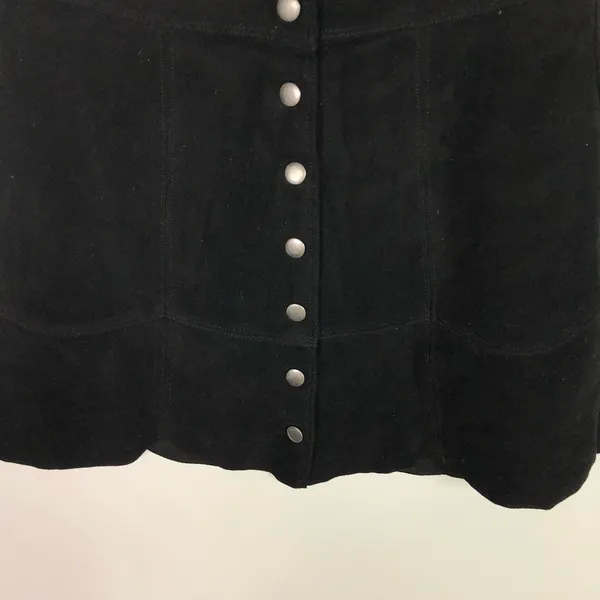 American Eagle Faux Suede Scalloped Mini‎ Skirt Black Button Front Size 2 - Image 3
