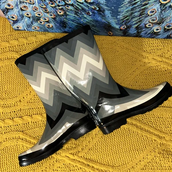 Sugar Size 8 Gray Chevron Print Rainboots - Image 8