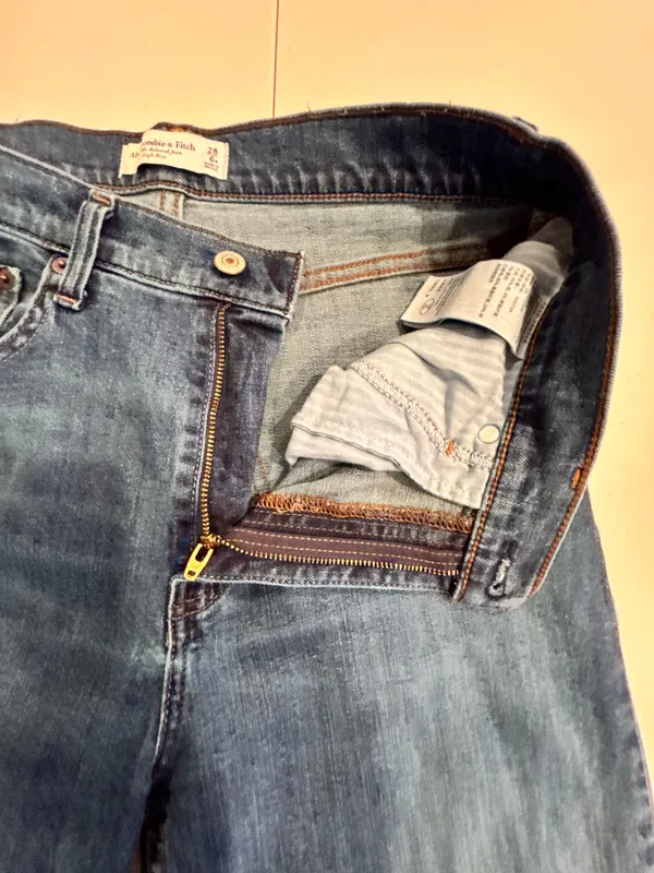 Abercrombie & Fitch | The 90’s Relaxed High Rise jeans. Size: 28/6R - Image 3