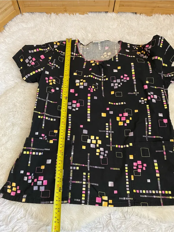 Fresh Scrubs black pattern scrub top woman’s medium - Image 6