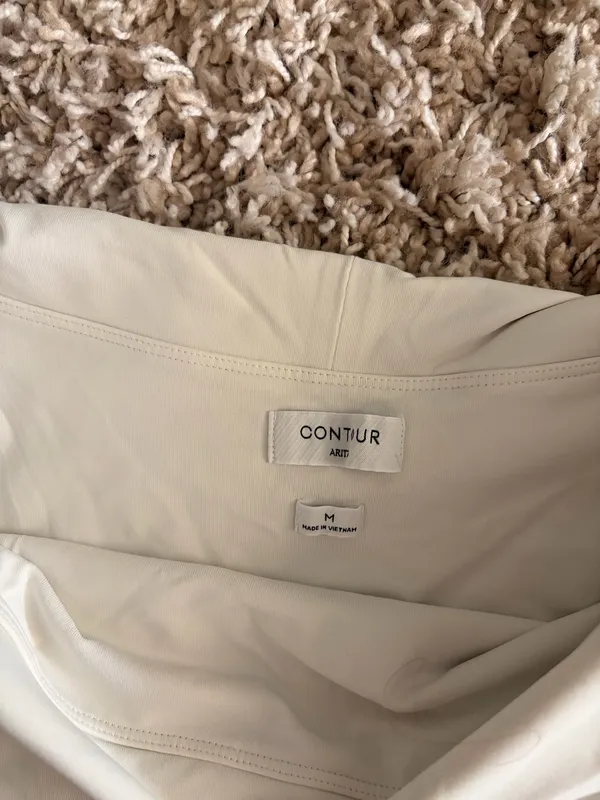 Aritzia Contour Bodysuit Long Sleeve - Image 2