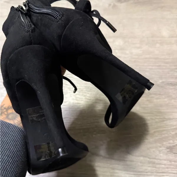 •LULUS• BLACK STRAPPY HEELS - Image 6