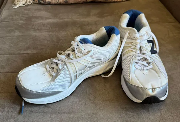 New Balance Tennis Shoes - Image 3