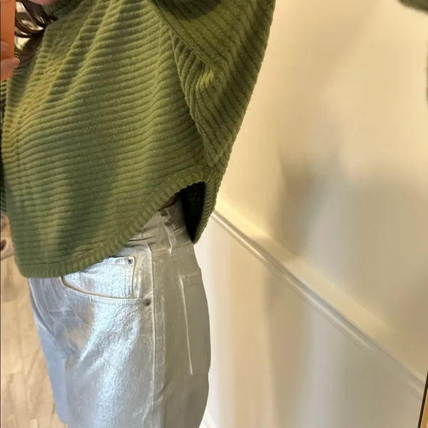 Green lightweight turtleneck cropped sweater - Image 4
