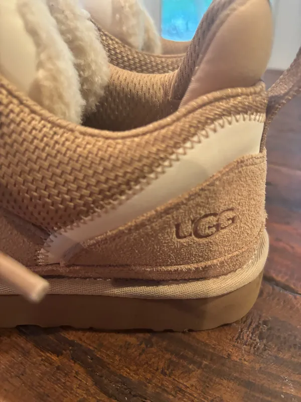 UGG size 9 like new condition - Image 6