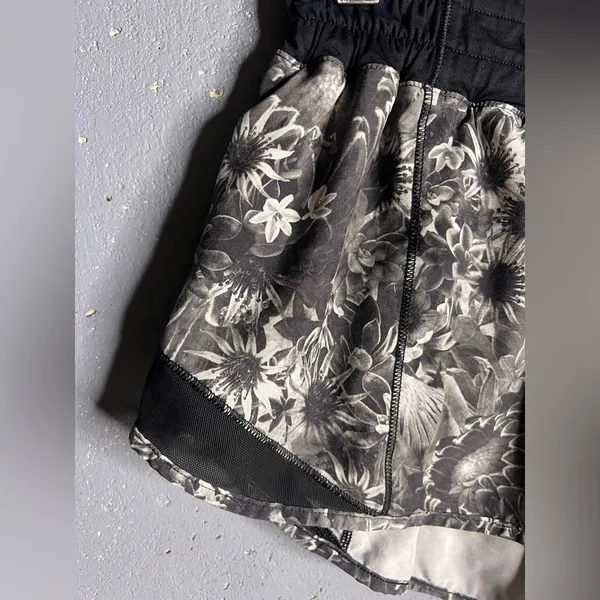 Lululemon Hotty Hot Short Flowabunga Black Angel Wing / Black. Size 8 - Image 6