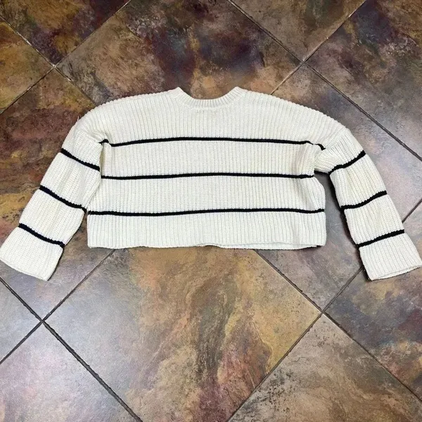 Moon & Madison Cream Black Striped Cropped Pullover Sweater Medium - Image 8
