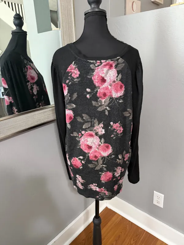 Maurices’s 24/7 Collection lightweight rose-floral print Henley sweater top size XL. - Image 4