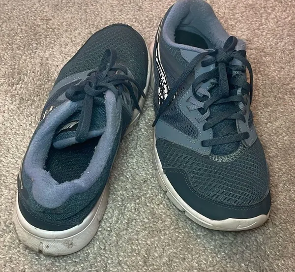 Nike running shoes steal blue laceup size 5 youth - Image 10