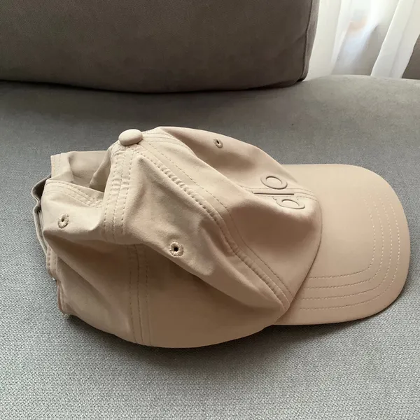 Alo Yoga Performance Off-Duty Cap Gravel - Image 4