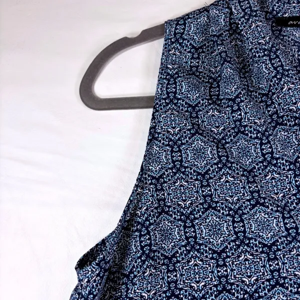 Ava Christine‎ Blue & White Geometric Sleeveless Blouse Split Neck Top Navy M - Image 7
