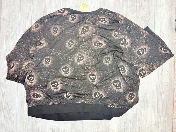 Nwt Spooky Skull bleach style Print Ribbed Hem pull over Sweatshirt 30 / 6x - Image 7