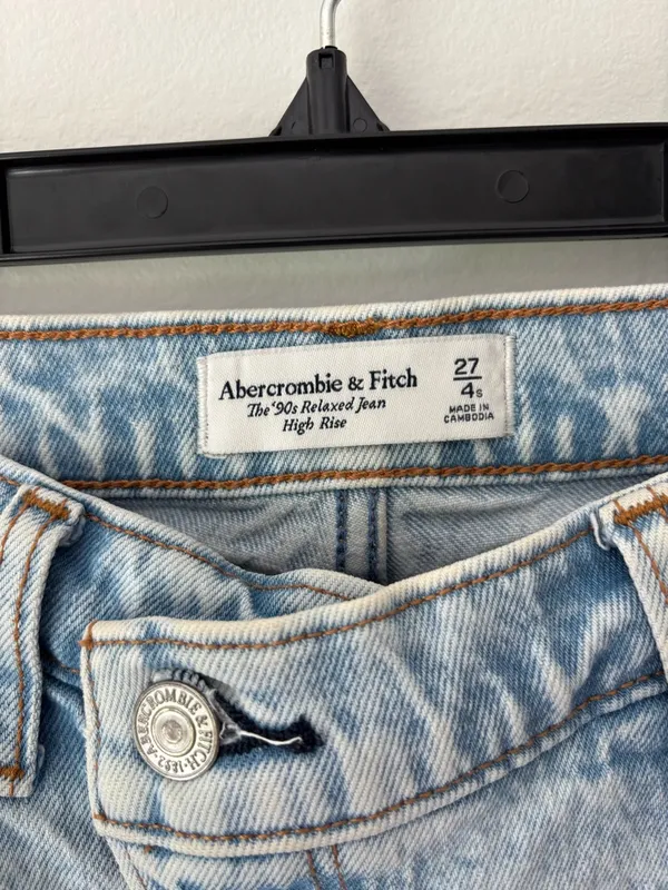 Abercrombie & Fitch the ‘90s Relaxed Jean High Rise Light Wash Crossover Waist - Image 3