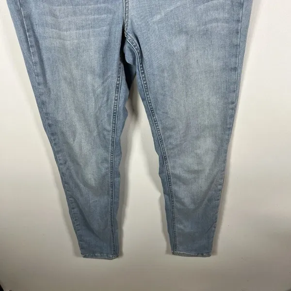 We‎ The Free Jeans Light Wash Straight Leg Skinny Fit Stretch Women’s Size 30 - Image 6