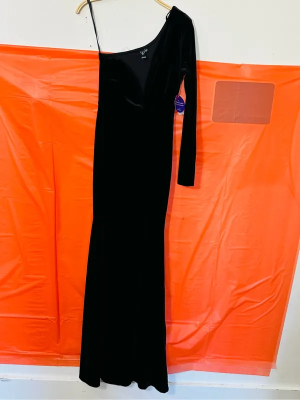 Windsor Black One-Shoulder Velvet Evening Dress - Image 2