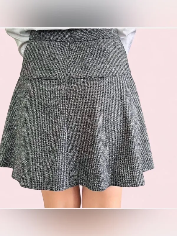 Banana Republic black and gray flounce tweed skirt size 8 - Image 2