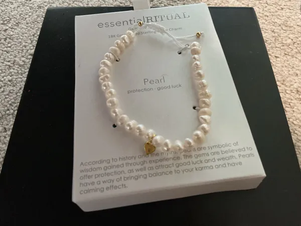 essentialRITUAL PEARL BRACELET WITH HEART - Image 2