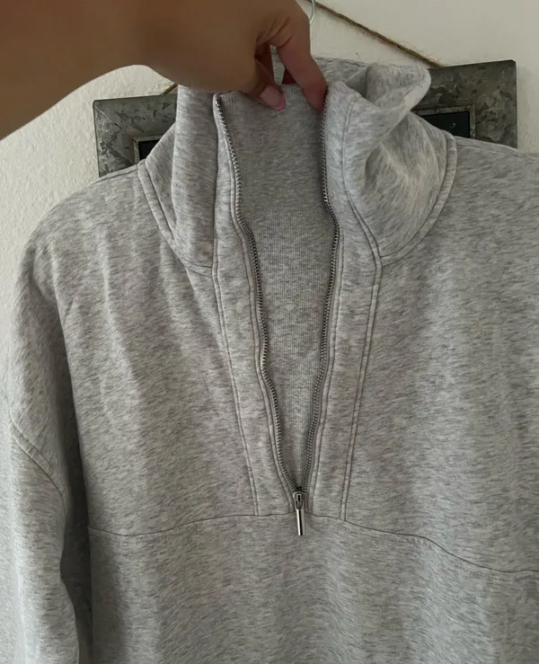 Old navy women’s grey oversized sweater - Image 3