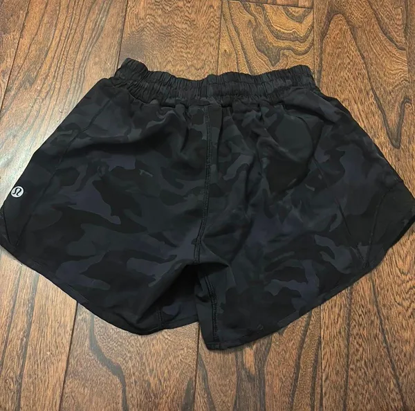 Lululemon Shorts Hotty Hot 2.5" Black Camo High-Rise - Image 3