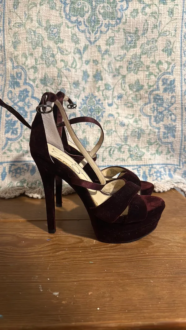 Jessica Simpson Roxelle oxblood velvet platform heels - Image 2