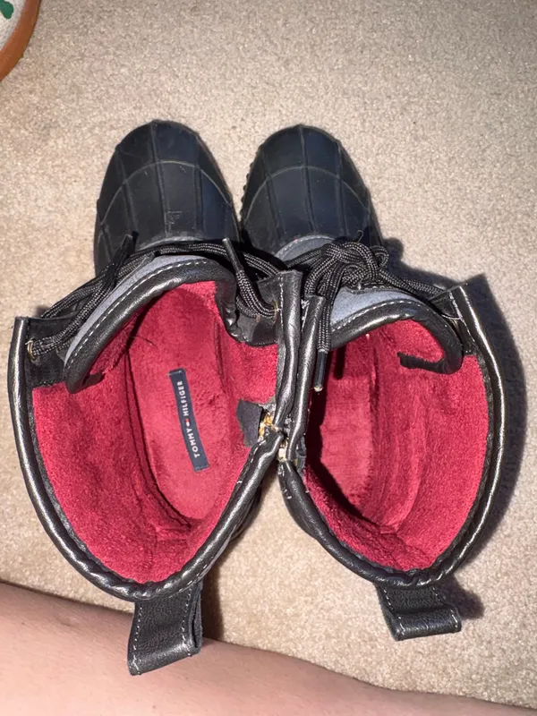 Tommy Hilfiger Gray & Black Duck Boots with Red Lining - Image 3
