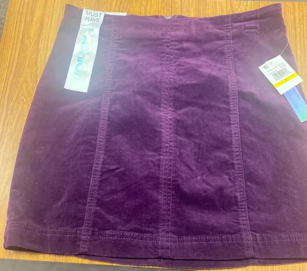 Tinseltown New with tag women's solid velvet mini skirt with zipper size medium - Image 2