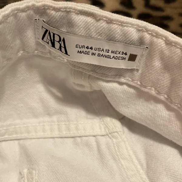 ZARA Shorts White Jean Shorts Women’s Size 12 Distressed Edging Side Slit Shorts - Image 4
