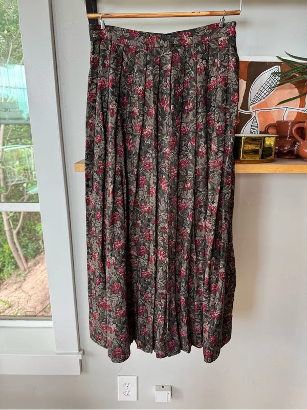 Vintage Susan Bristol Floral Pleated Maxi Skirt in Olive and Berry Size 8 - Image 9