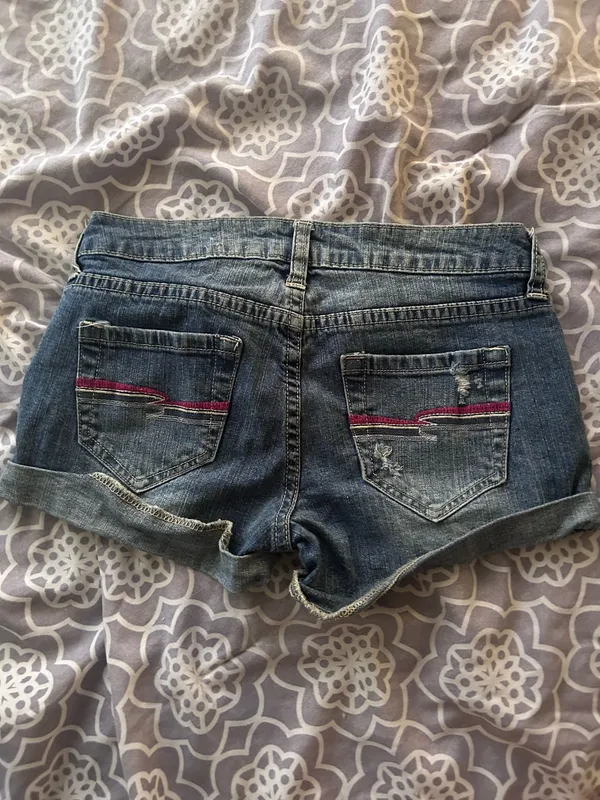 Low waisted jean shorts - Image 3