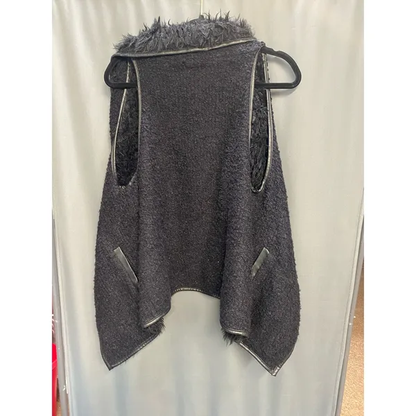 Love Tree black vest size medium faux fur- b58 - Image 3