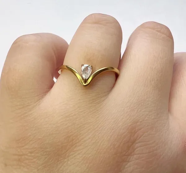 V shaped dainty gold ring Size 6 - Image 2