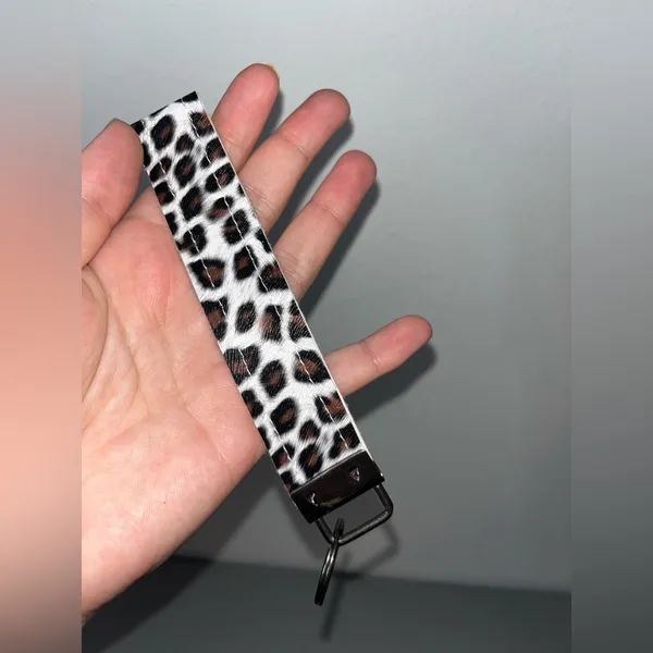 Handmade Vinyl Cute Trendy White Cheetah Print Keyfob Wristlet Keychain Animal - Image 2