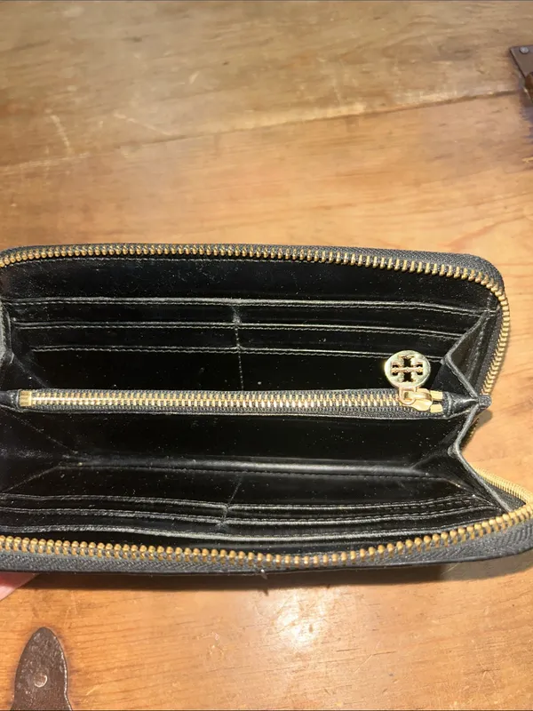 Tory Burch Black Patent Leather Embossed Logo Zip Around Continental Wallet - Image 6